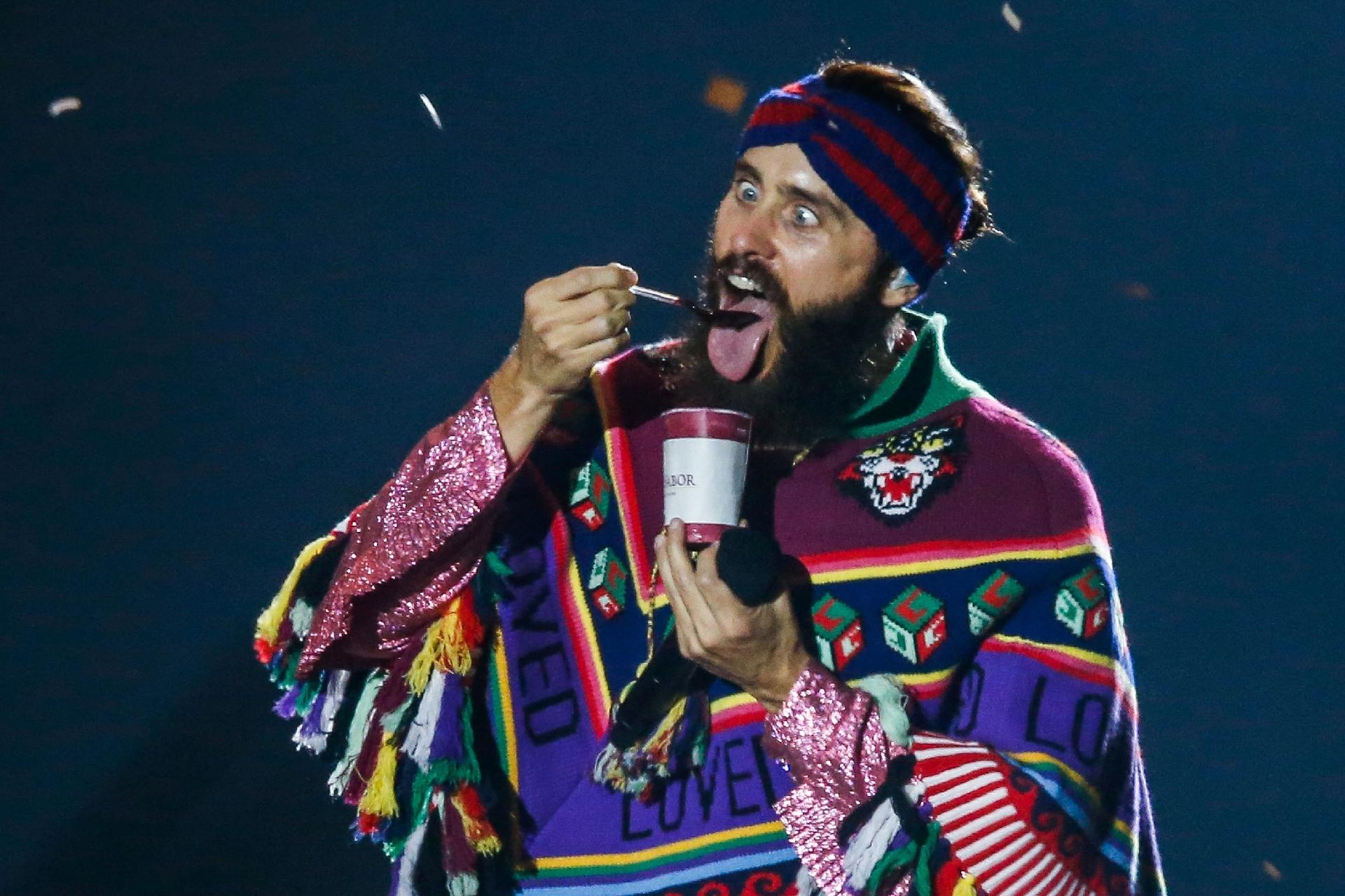 Além de ator, Jared é um ?entertainer? nato. Comeu açaí, lotou o palco de fãs e convidou o rapper Projota para a festa - Marco Antonio Teixeira/UOL