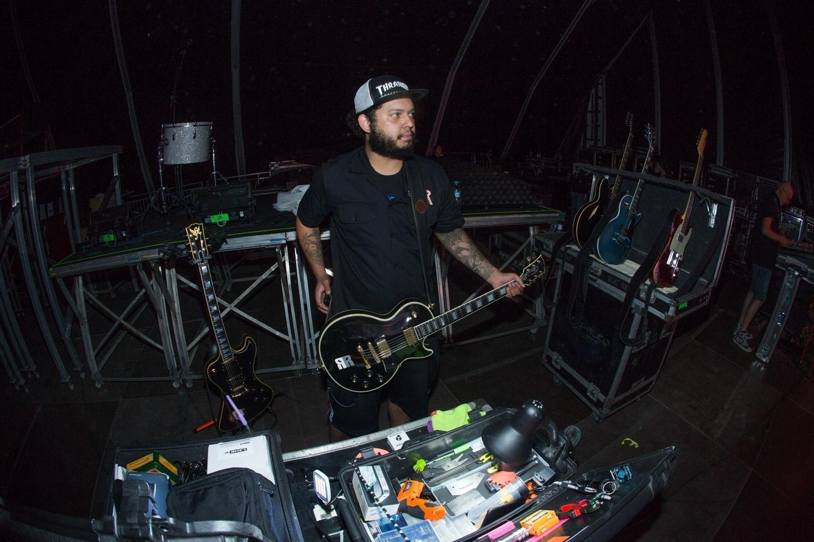 O roadie Douglas Lima, do República, cuida dos instrumentos da banda no Palco Sunset do Rock in Rio - Marcos Hermes/UOL