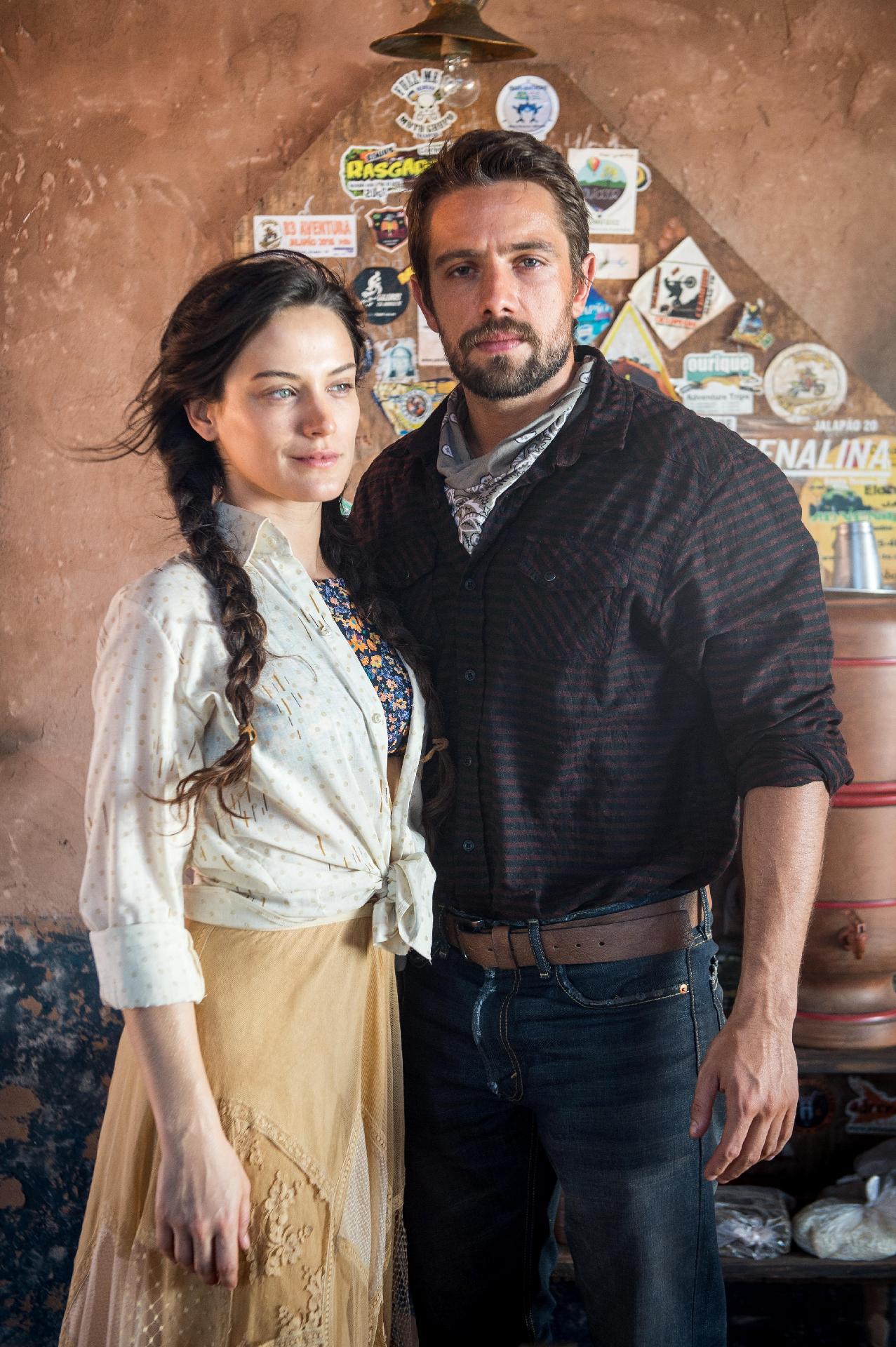 Tons claros e terrosos marcaram os primeiros looks da personagem - Divulgação/TV Globo