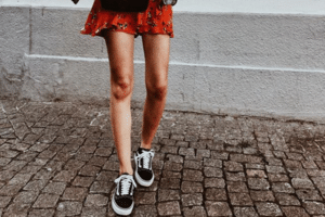 tenis preto com risco branco do lado