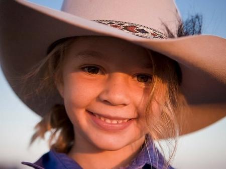 Ammy "Dolly" Everett ficou famosa ao estrelar comercial do chapéu Akubra aos 8 anos - Facebook/Akubra official