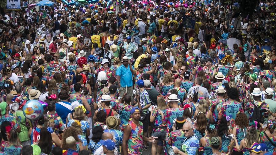 Foliões se reúnem no bloco de carnaval Suvaco do Cristo, na Jardim Botânico, zona sul do Rio de Janeiro - Bruna Prado/UOL