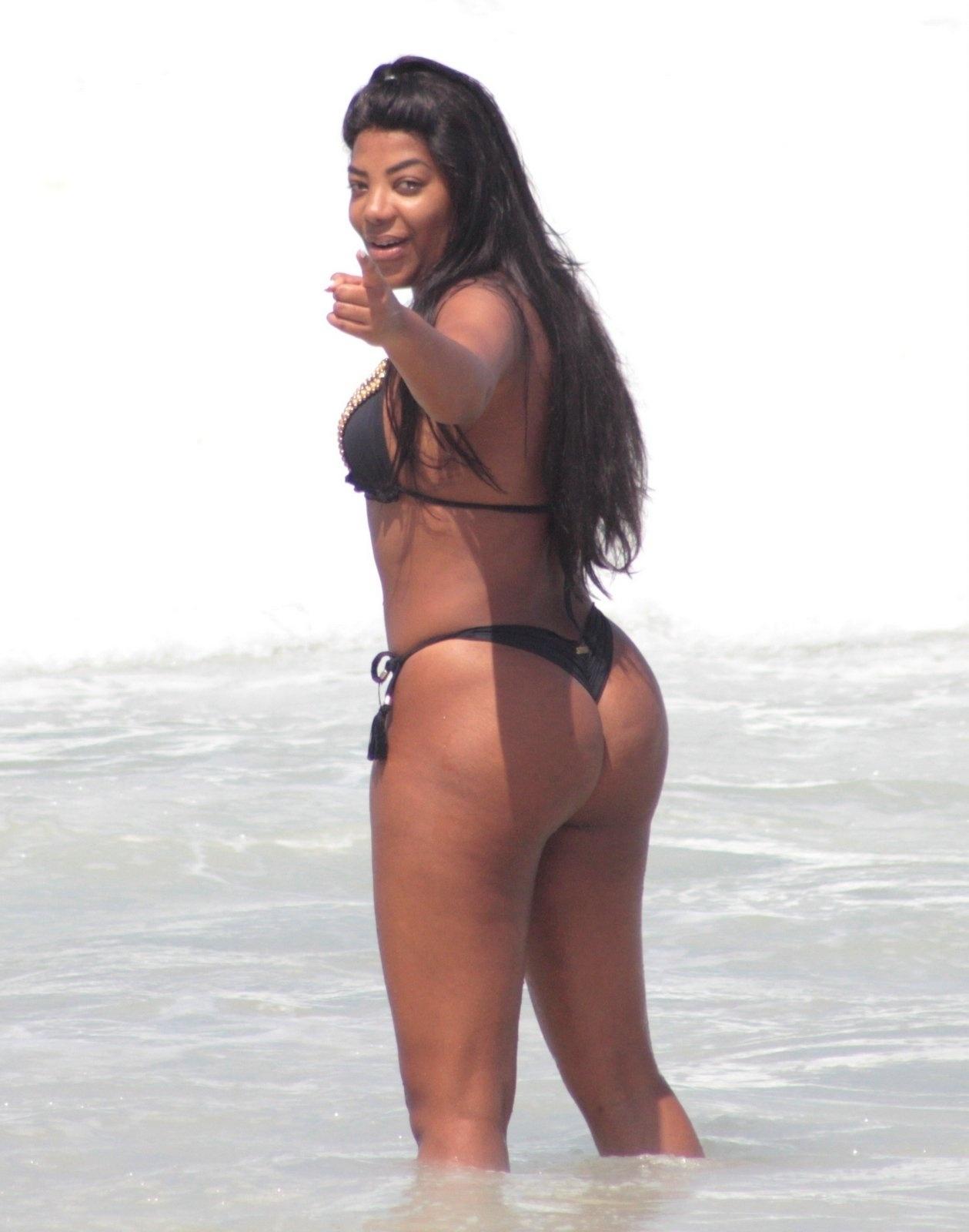 Ludmilla aponta para paparazzi ao notar flagra na praia de Copacabana. Em 2016, ao ser reconhecida em uma praia carioca por fãs, ela disse que seu nome era Kátia - Ag.News