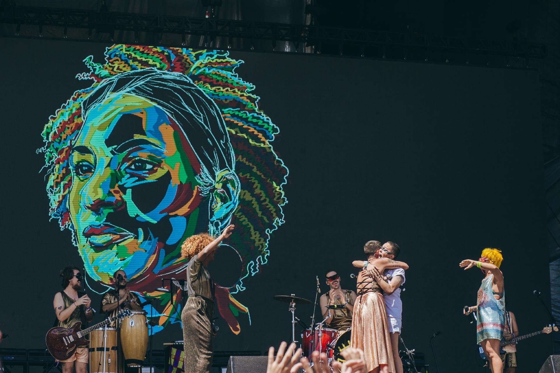 Lollapalooza 2018 - A banda Francisco, el Hombre e as cantoras Liniker e Maria Gadú homenagearam Marielle Franco. A vereadora, que teve sua imagem exibida no telão, foi assassinada a tiros nodia 14 de março no Rio - Felipe Gabriel/UOL