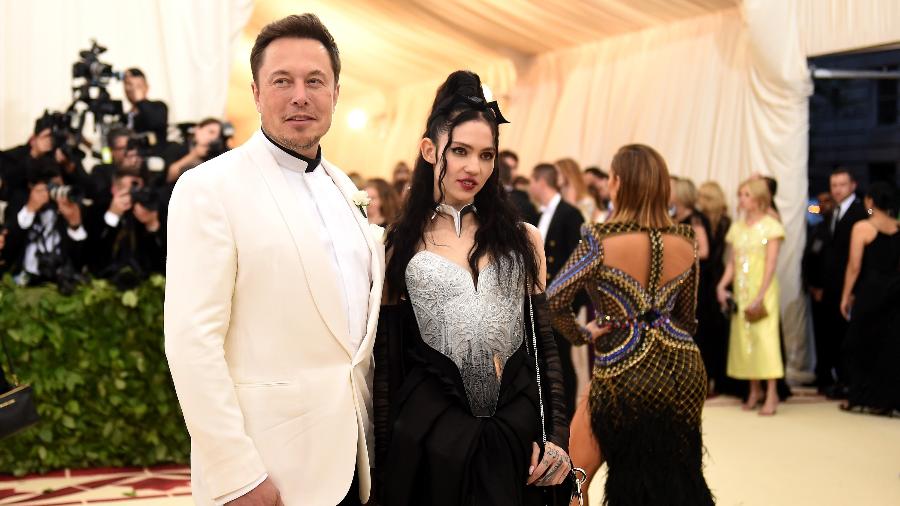 Elon Musk e Grimes no tapete vermelho do Met Gala 2018 - Getty Images