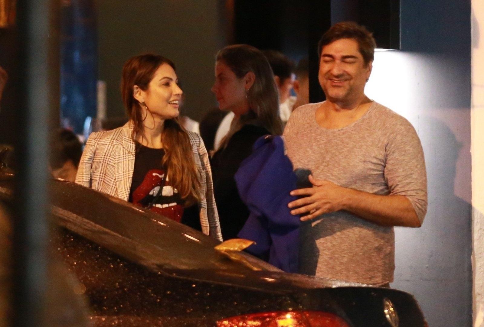 Patrícia Poeta e Zeca Camargo, apresentadores do programa "É de Casa", da Globo, divertiram-se na noite desta sexta-feira (3) em um bar no Leblon, no Rio de Janeiro - Thiago Martins/AgNews