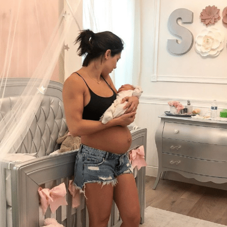 Bella Falconi com Stella, sua filha recém-nascida - Reprodução/Instagram