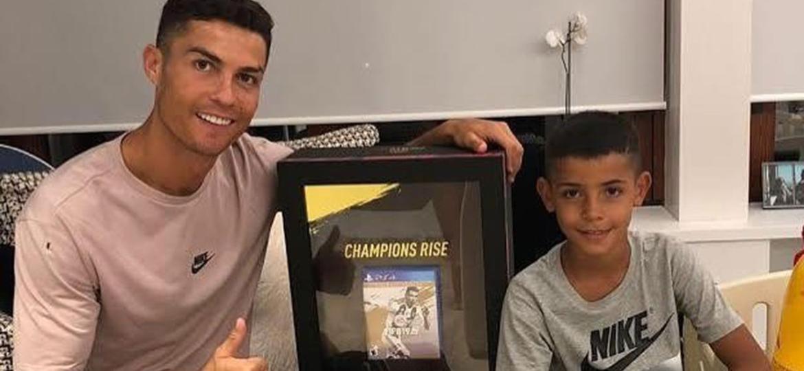 CR7 e seu filho, Cristiano Ronaldo Jr., com a primeira cópia de "FIFA 19" - Instagram