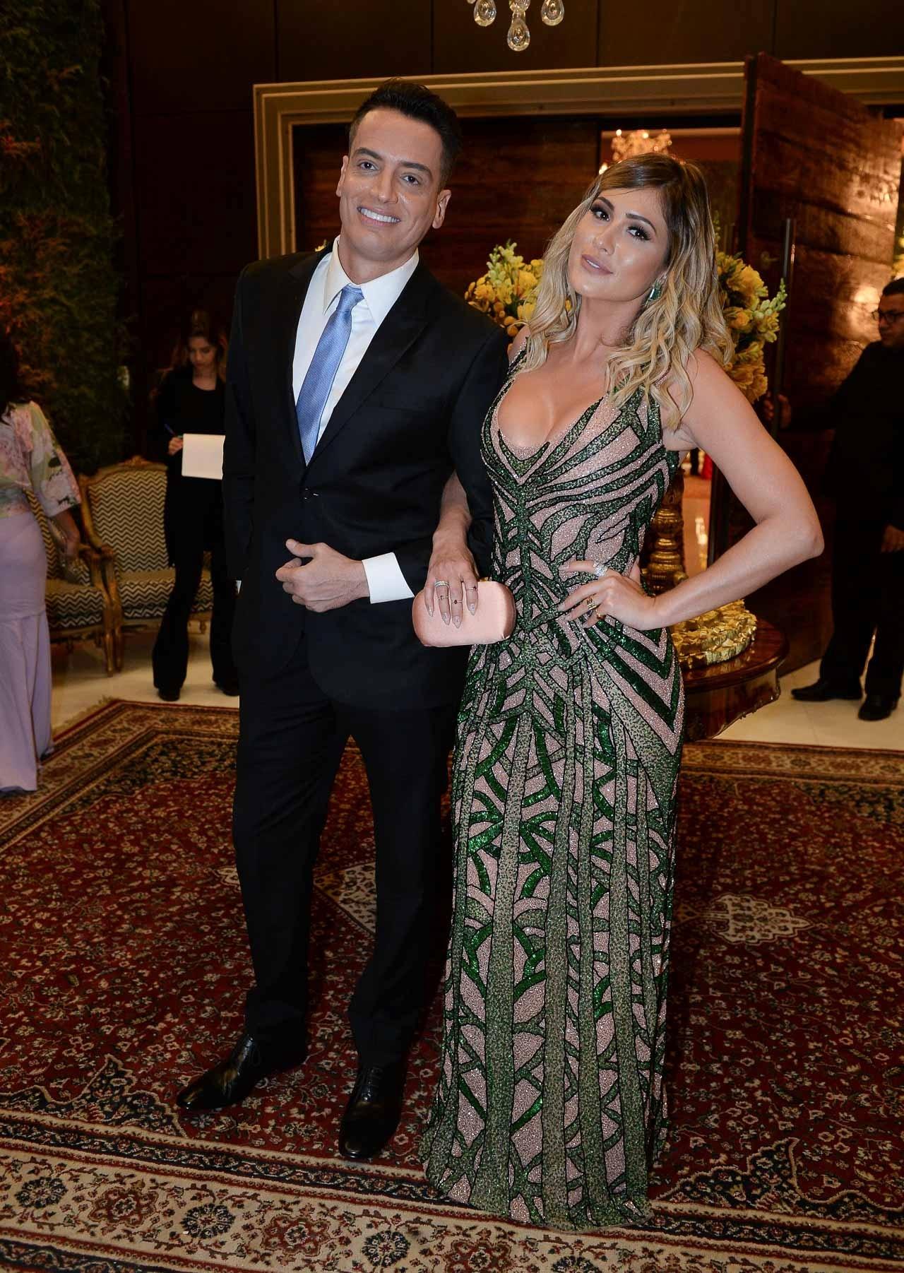 Colegas de bancada do "Fofocalizando", Léo Dias e Lívia Andrade posam para fotos no casamento de Beca Milano - Francisco Cepeda e Patrícia Devoraes/AgNews