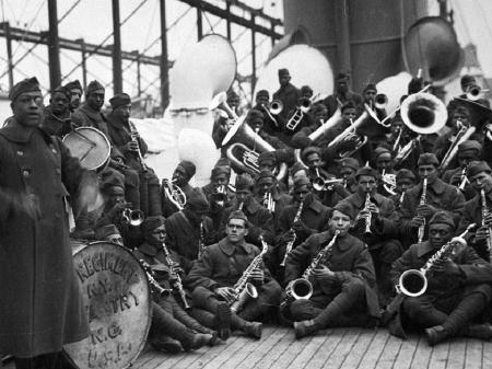 Os Harlem Hellfighters, uma orquestra militar formada por músicos negros dirigida pelo tenente James Reese Europe - Getty Images/Reprodução
