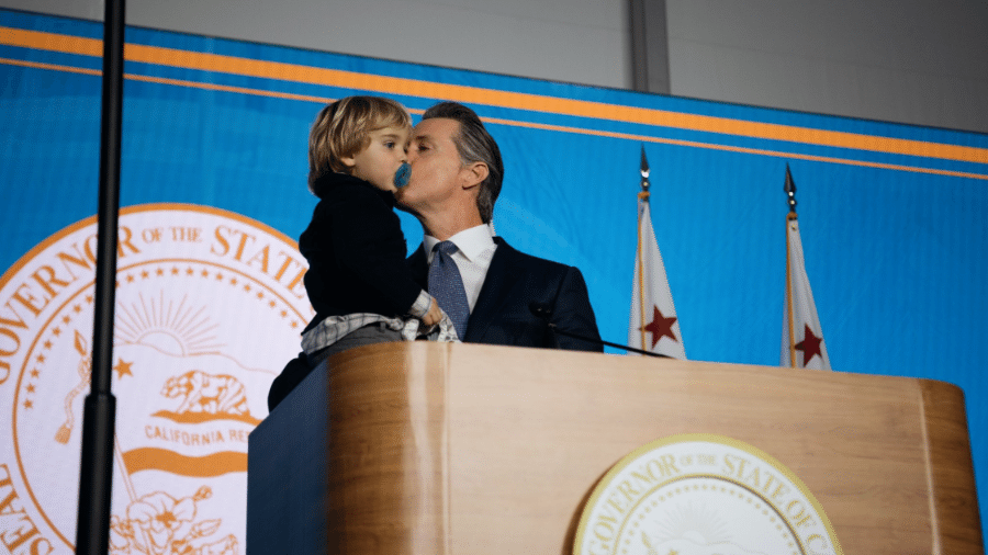 Dutch, de 2 anos, invadiu a posse do pai, o governador da Califórnia Gavin Newsom - Reprodução/Twitter