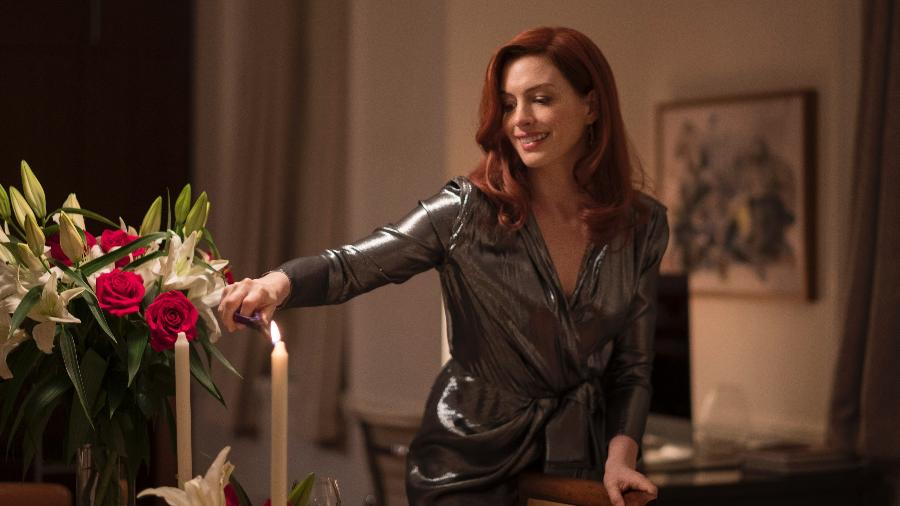 Anne Hathaway em cena de Modern Love, da Amazon - Christopher Saunders/Amazon