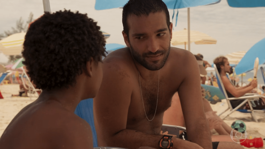 Amor de Mãe: Sandro e Tiago na praia - reprodução/TV Globo