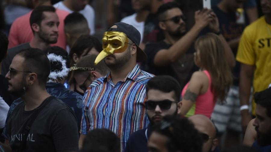 24.fev.2020 - Foliões utilizaram máscaras com referências ao DJ Claptone, que tocou no Carnaval do Mirante, em Belo Horizonte - Alexandre Rezende/UOL