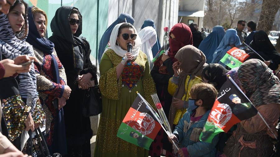 8.mar.2020 - Ativistas pelos direitos civis se reúnem em uma avenida em Cabul, no Afeganistão, no Dia Internacional da Mulher - Wakil KOhsar/AFP