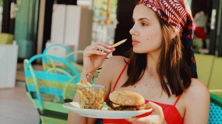 Camila Queiroz comendo batata frita - Reprodução/Instagram @camilaqueiroz