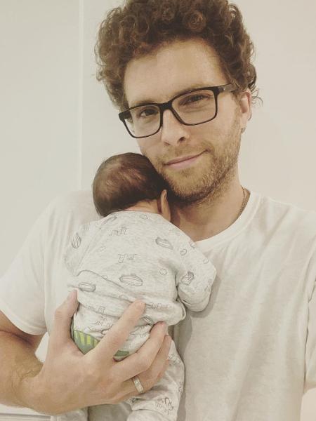 Thiago Fragoso e seu filho mais novo, de uma semana de vida - Reprodução/Instagram