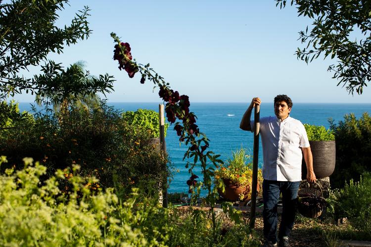 Mauro no jardim do Mirazur, com seus ingredientes fresquíssimos