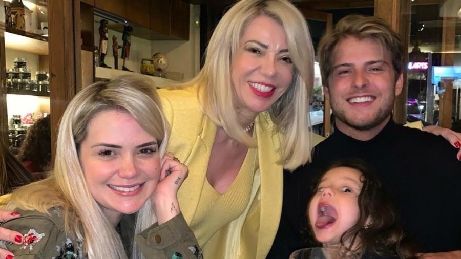 Daniel Lenhardt em jantar com Marcela McGowan, a mãe dela, Josiane, e a sobrinha da ex-BBB, Alessia - Reprodução/Instagram