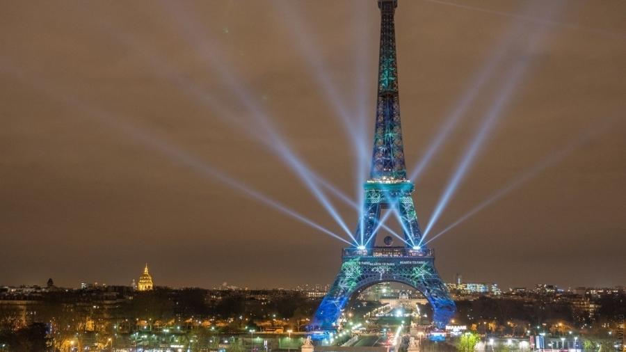 Torre Eiffel está sendo pintada para os Jogos Olímpicos de 2024 - Emeric Livinec