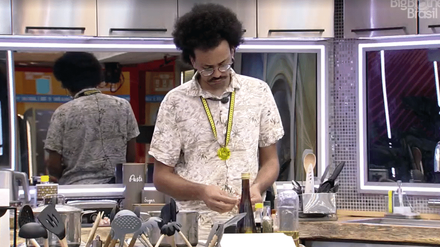 BBB 21: João Luiz canta sozinho na cozinha e reclama de brothers dormindo - Reprodução / Globoplay