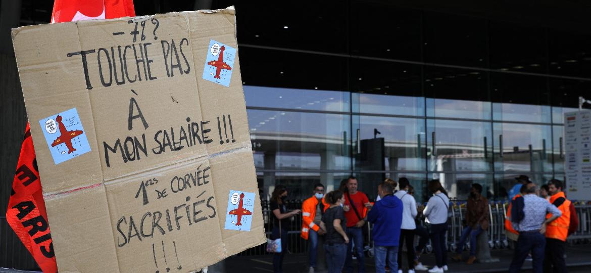 Protestos exigem a retirada de um plano de adequação dos contratos de trabalho - AFP