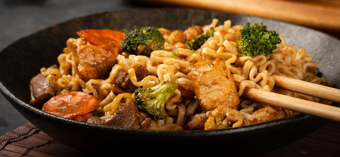 Yakissoba é prato oriental fácil de fazer e ideal para o friozinho - Getty Images/iStockphoto