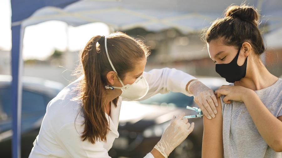 Quem está com gripe deve esperar sintomas graves passarem para se vacinar - Capuski/Getty Images/iStockphoto
