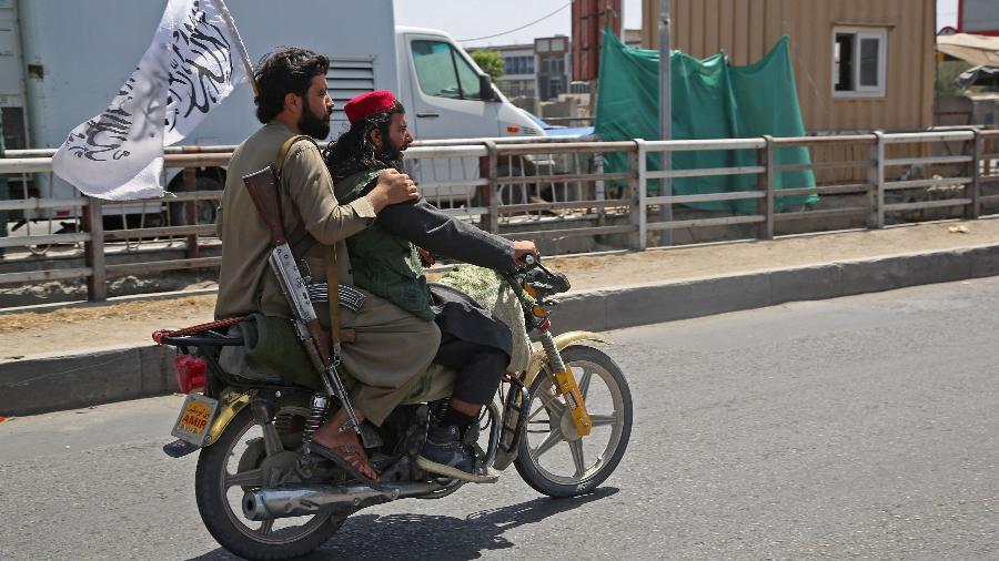 Membros do Talibã circulam de moto em ruas de Cabul, no Afeganistão - Zakeria Hashimi/AFP