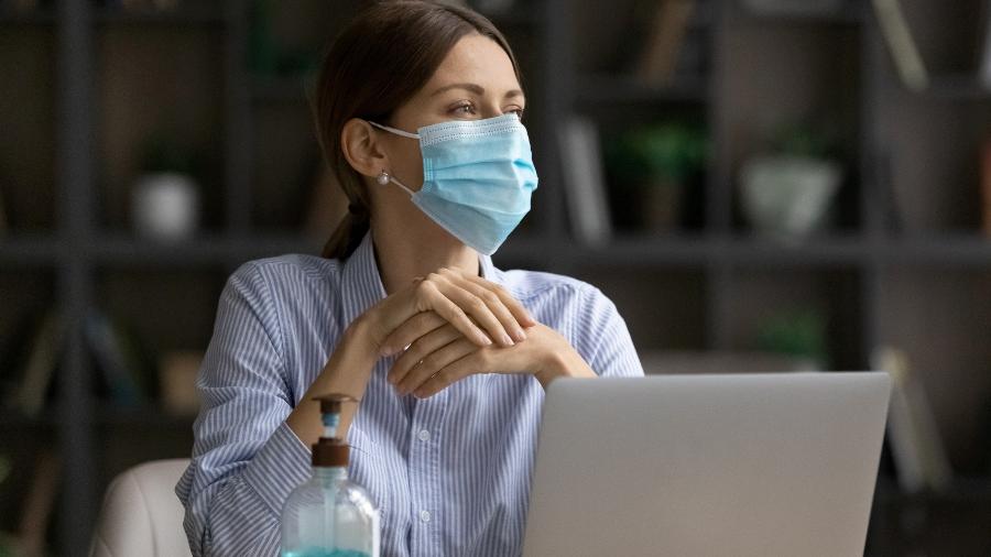 Ir ao trabalho com sintomas de alguma doença está entre hábitos pré-pandemia que usuários de fórum não pretendem retomar  - iStock