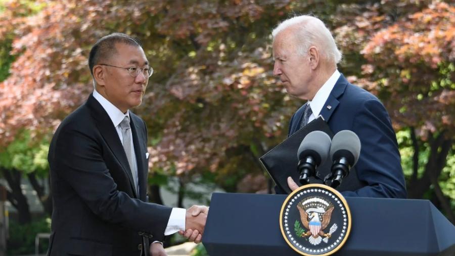 Euisun Chung, presidente executivo do Hyundai Motor Group, e Joe Biden - Reprodução