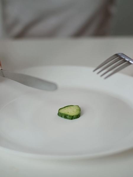 Dietas restritivas podem levar a problemas nutricionais e prejudicar a relação com a comida