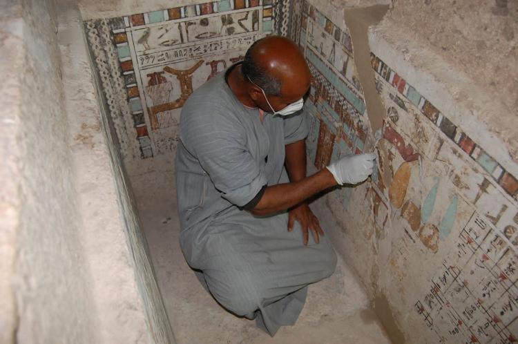 Um egípcio trabalhando na recuperação das relíquias da tumba de Meru - EGYPTIAN MINISTRY OF ANTIQUITIES/via REUTERS - EGYPTIAN MINISTRY OF ANTIQUITIES/via REUTERS