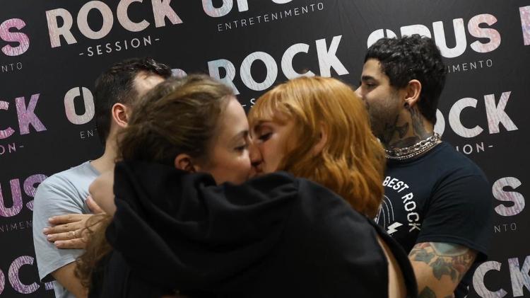 Titi Müller e Lívia Lobato se beijam
