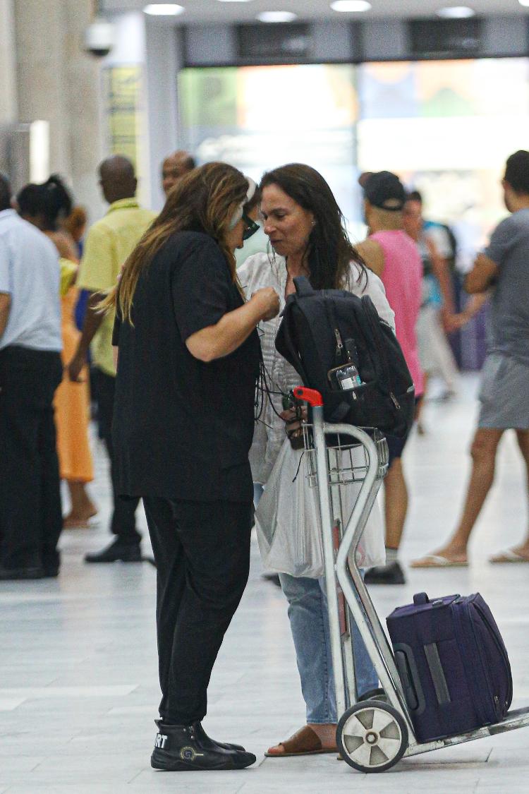Ana Carolina troca carícias com a namorada, Ramona Bakker, em aeroporto do Rio