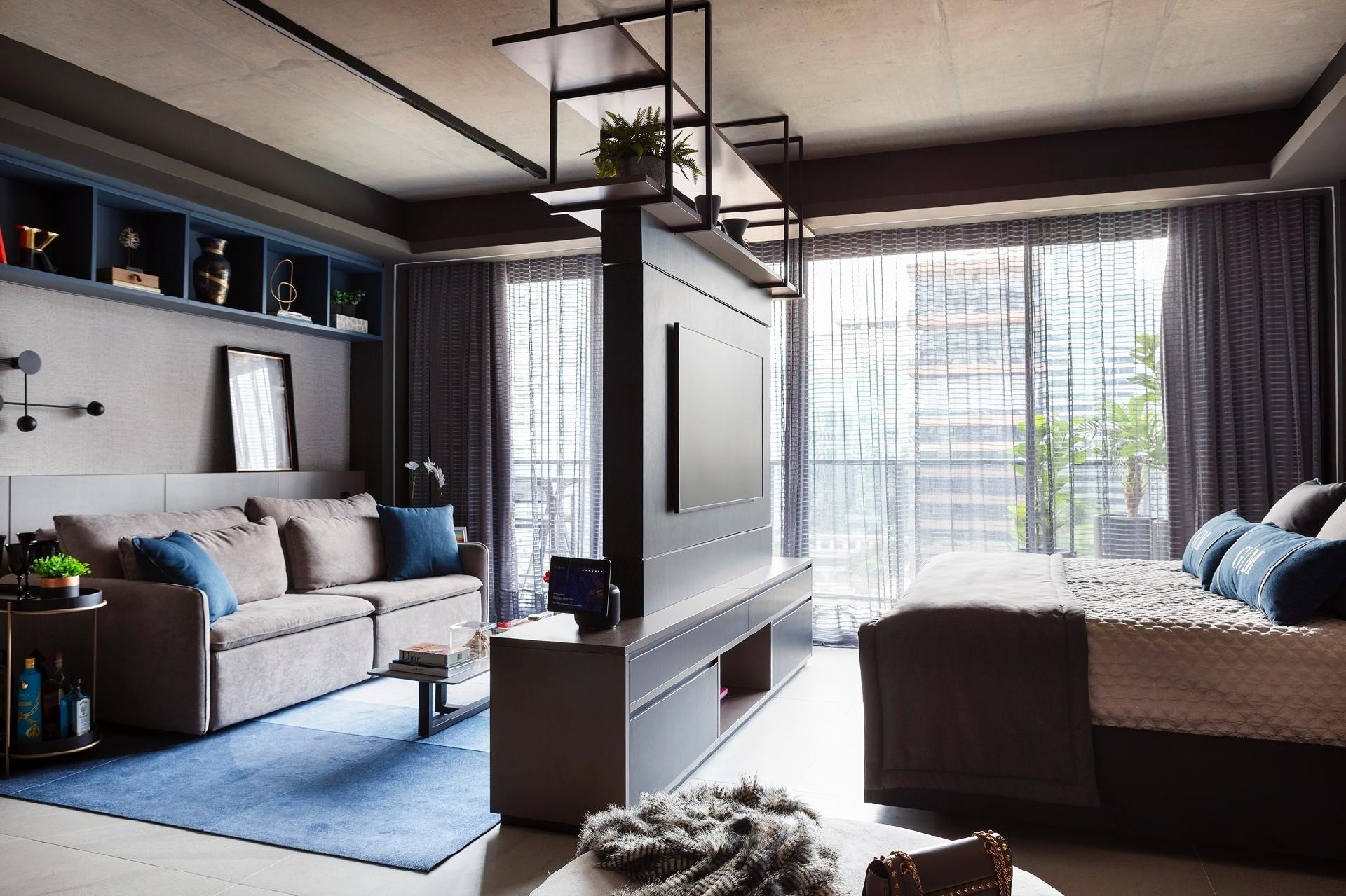 Na divisão do living, mesmo em meio a tonalidades mais escuras, a leveza é o resultado de um espaço pensado para se tornar amplo, como Giseli idealizava desde o começo. Toda a iluminação é indireta, o que transforma o apartamento em um lugar ainda mais caloroso, feito para abraçar os moradores ao fim do dia exaustivo. - Dotta Photo/Divulgação