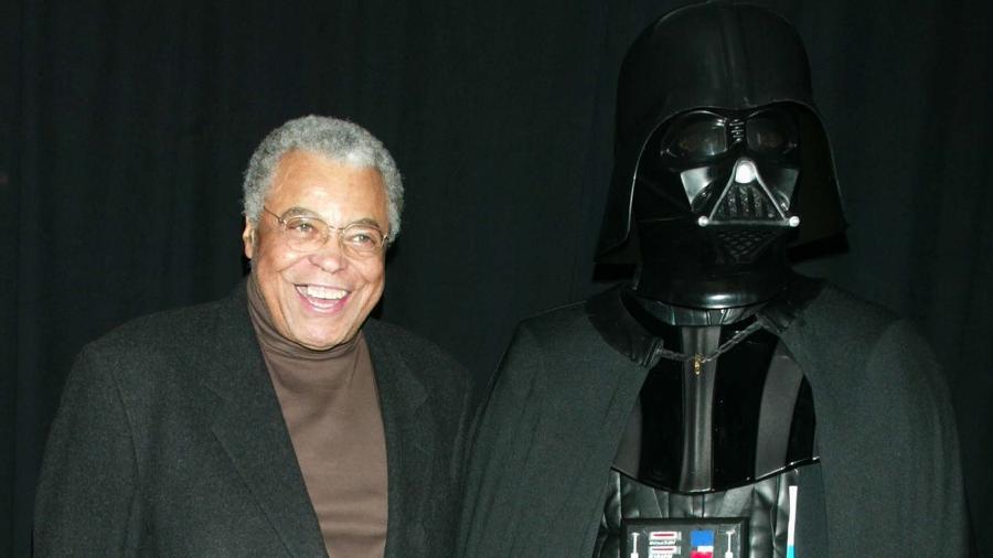 James Earl Jones posa ao lado de Darth Vader James Earl Jones posa ao lado de Darth Vader