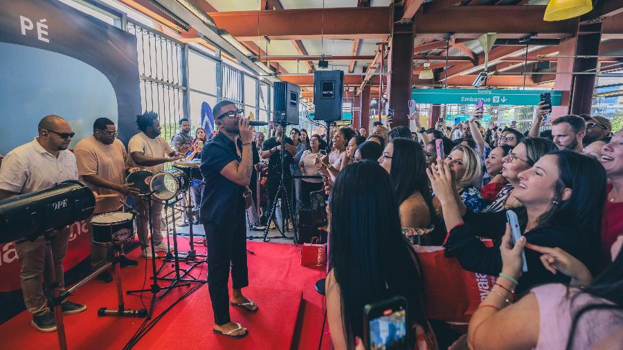 Diogo Nogueira em show no metrô de São Paulo