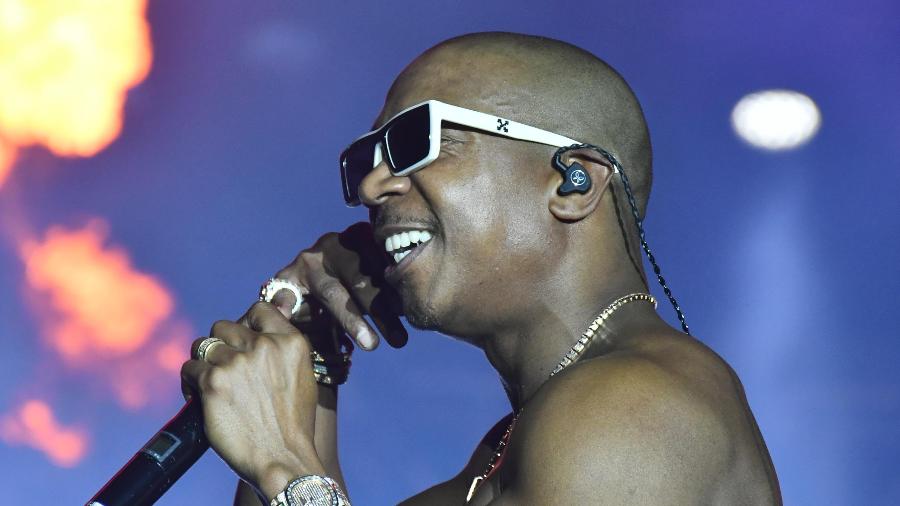 O rapper americano Ja Rule se diverte no palco do Mainstreet Festival, no domingo (24), no Rio - Rômulo Guimarães/CS Eventos