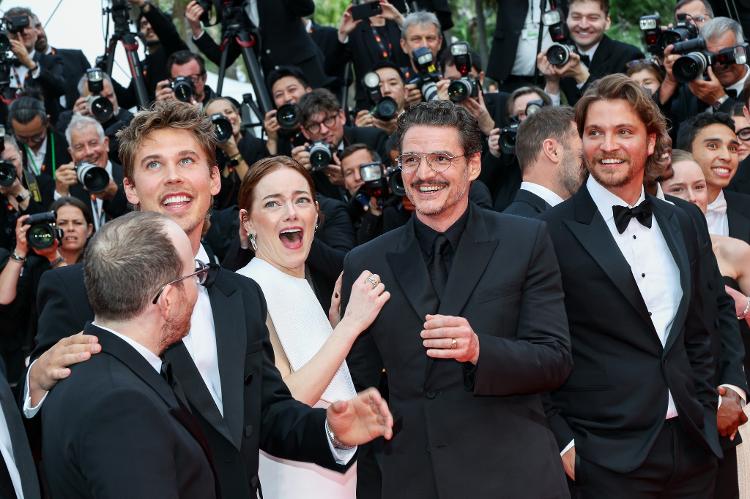 Emma Stone brilha e abelha rouba a cena no tapete no festival de Cannes Emma Stone brilha e abelha rouba a cena no tapete no festival de Cannes