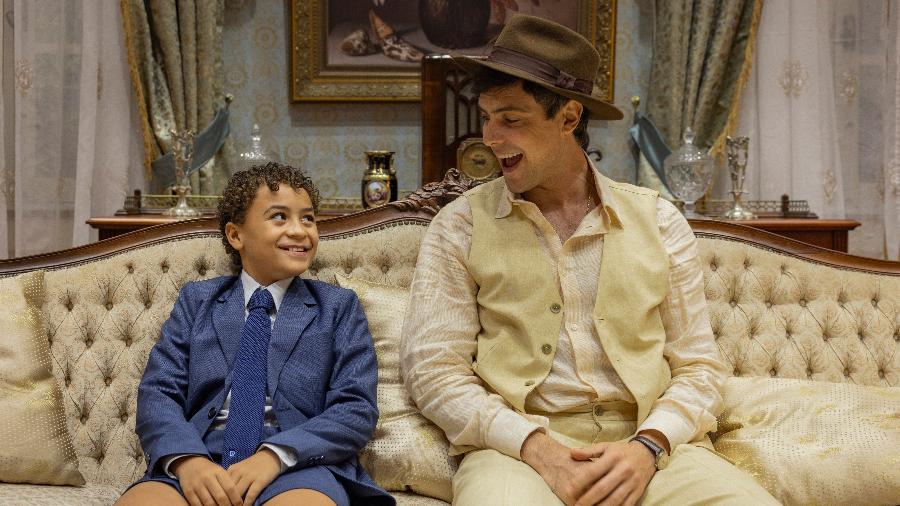 Isaac Amendoim e Sergio Guizé em cena de 'Êta Mundo Melhor' Isaac Amendoim e Sergio Guizé em cena de 'Êta Mundo Melhor'