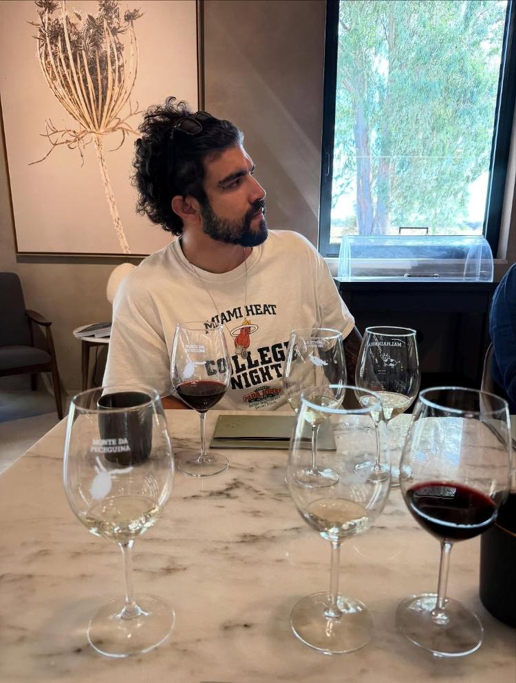 Vitória Bohn postou foto tomando vinho com Caio Castro