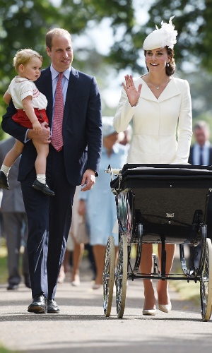 5.jul.2015 - Duquesa de Cambridge, Kate Middleton acena para o público que acompanhou o batizado da pequena Charlotte, do lado de fora da igreja Santa Maria Madalena, em Sandringham, na Inglaterra.