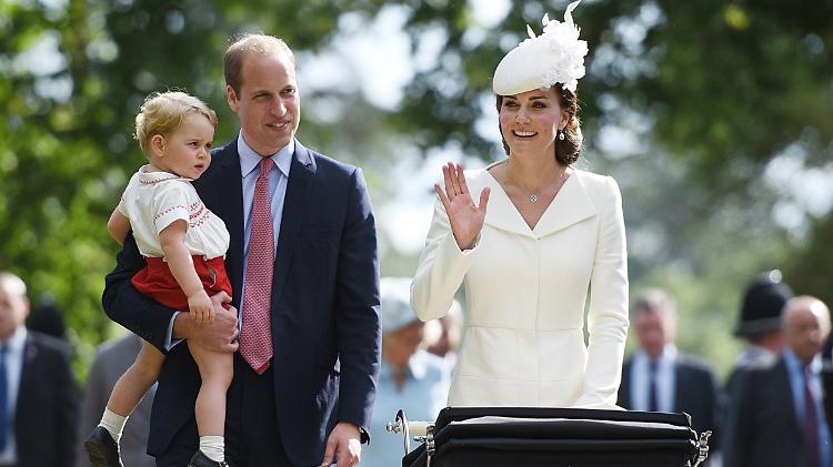 Kate Middleton acena para o público que acompanhou o batizado da pequena Charlotte - AFP PHOTO / POOL / MARY TURNER - AFP PHOTO / POOL / MARY TURNER