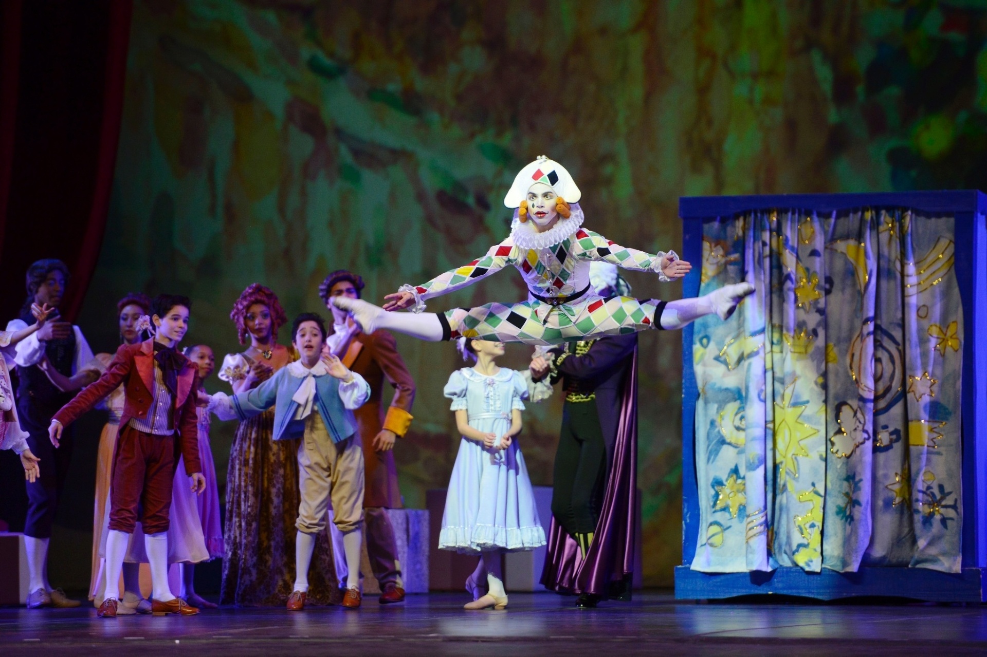 22.jul.2015 - A noite de abertura do 33º Festival de Dança de Joinville contou com apresentação do espetáculo "O Quebra-Nozes", pela Escola do Teatro Bolshoi - Nilson Bastian/Divulgação