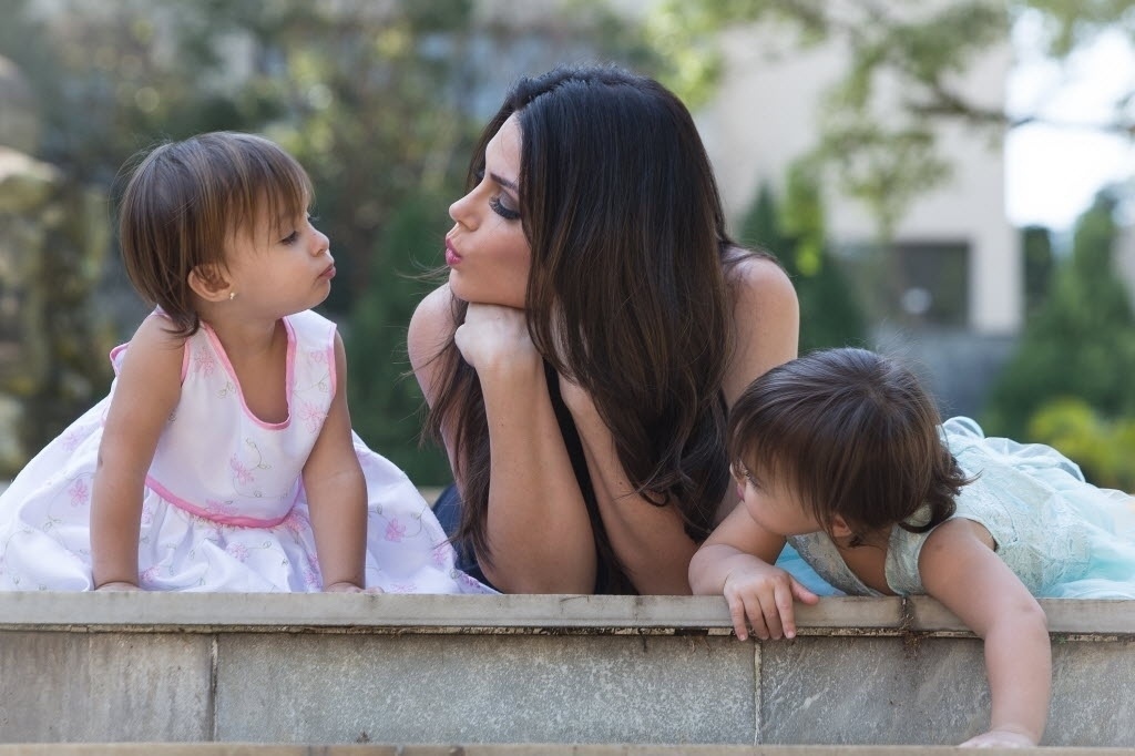 A logística para sair de casa com as filhas também é diferente de quando se tem um filho só. ?Para a gente sair com as meninas, é preciso, no mínimo, dois adultos?, afirma. Além disso, nos passeios, é fundamental carregar diversos acessórios que toda mãe conhece bem, só que em quantidade dobrada - Aline Arruda/UOL