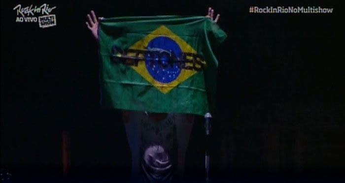 24.set.2015 - O vocalista do Deftones, Chino Moreno, segura uma bandeira do Brasil durante o show da banda no Rock in Rio 2015 - Reprodução