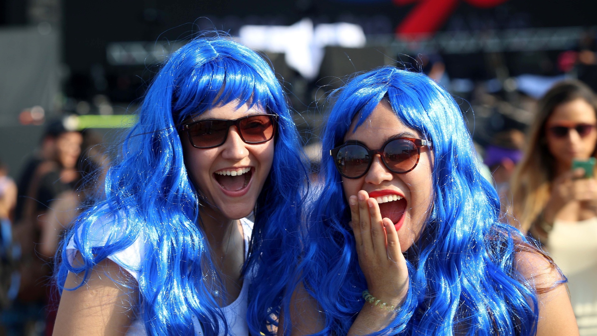 27.set.2015 - Cabelos coloridos, pintados ou perucas, são adotados pelos fãs de Katy Perry, a headliner da última noite do Rock in Rio 2015. - Fernando Maia/UOL