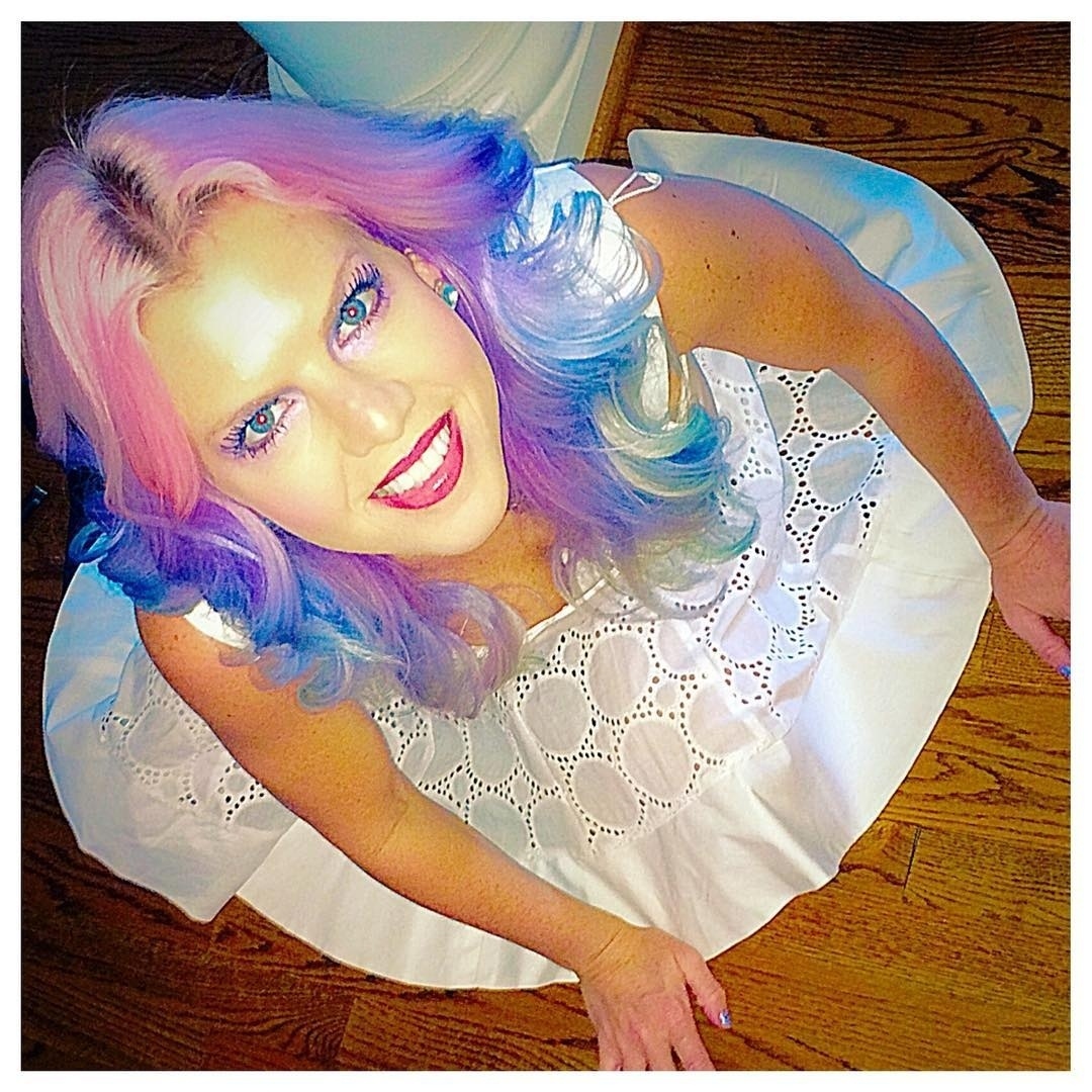 Tye Dye Hair - Reprodução/Instagram/@charlottembrooks