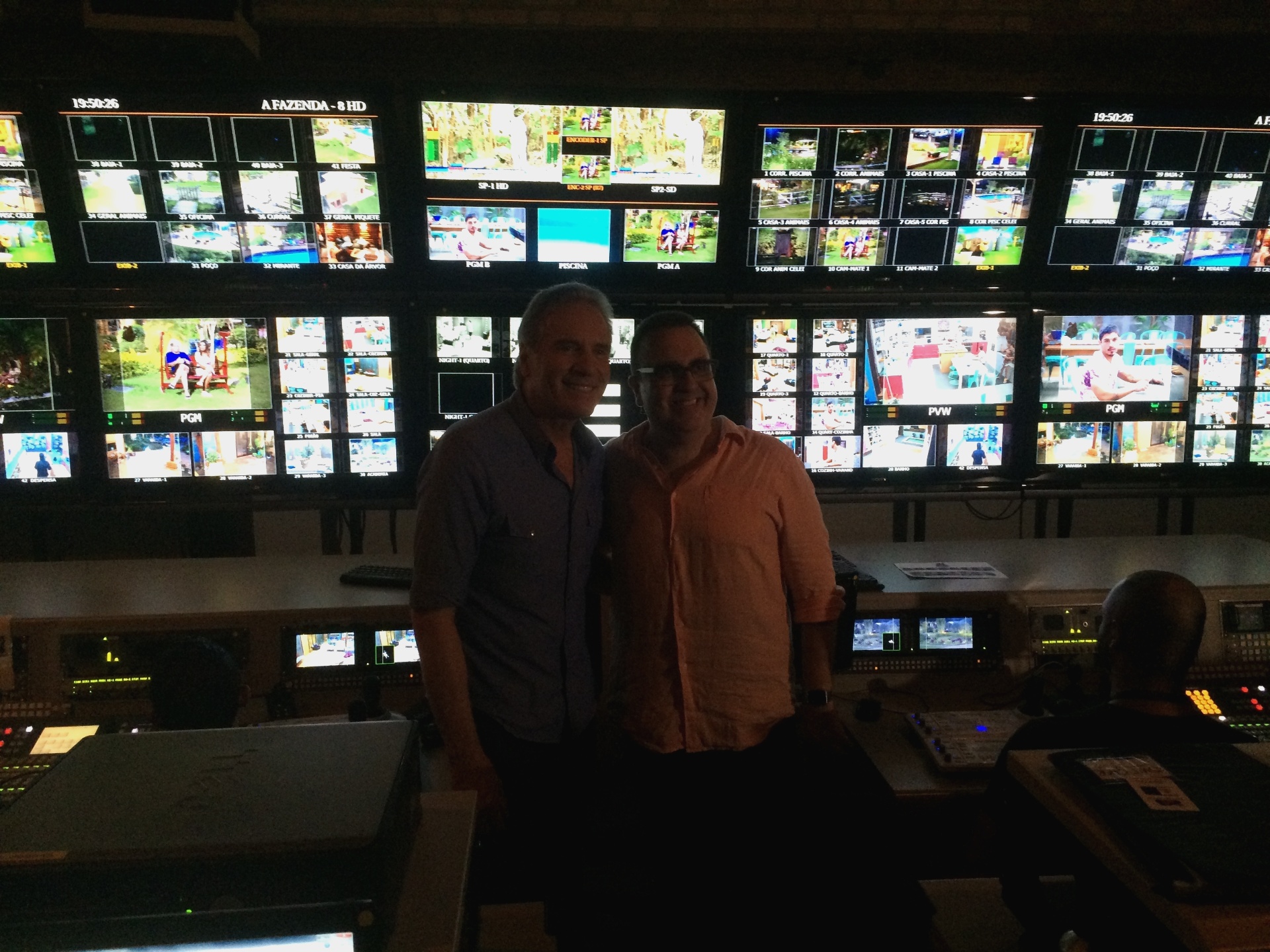 Roberto Justus e Rodrigo Carelli no switcher de "A Fazenda" - Felipe Pinheiro/UOL